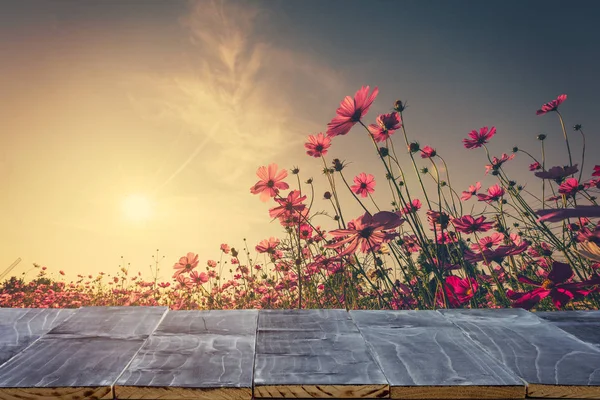 Boş ahşap masa ürün görüntü montaj ve cosmos akış için en iyi — Stok fotoğraf