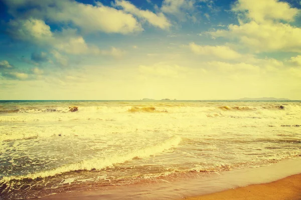 Vinatge 효과 함께 여름에 바다 해변 및 블루 웨이브. — 스톡 사진