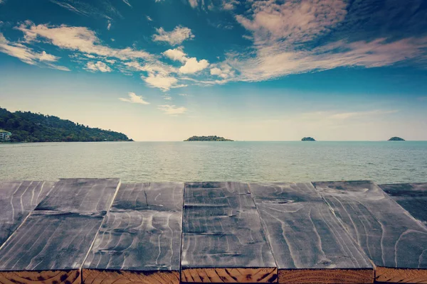 Empty Top of wood table with sea and island. For Product display — Stock Photo, Image