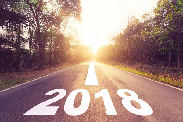 Camino de asfalto vacío y concepto de metas de año nuevo 2018 . — Foto de Stock