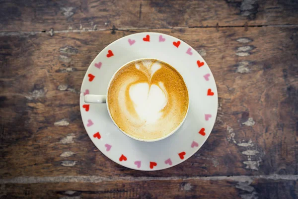 Latte koffie op houten tafel met ruimte — Stockfoto