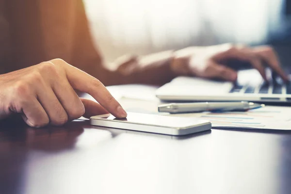 Primer plano hombre de negocios con smartphone en la oficina con sunlig —  Fotos de Stock