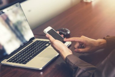Genç iş adamı el holding ve görevliler içinde smartphone kullanarak