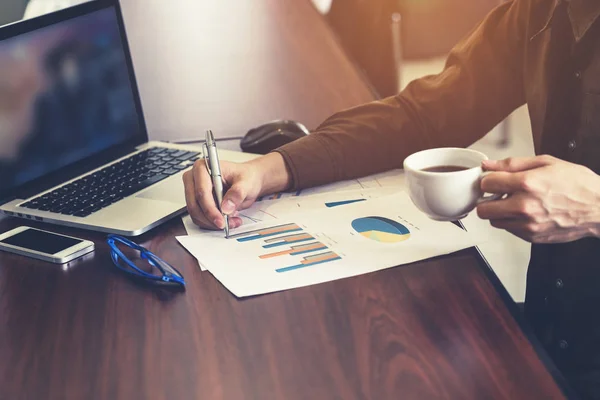 Jonge business man hand papier schrijven en houden van koffie in de — Stockfoto