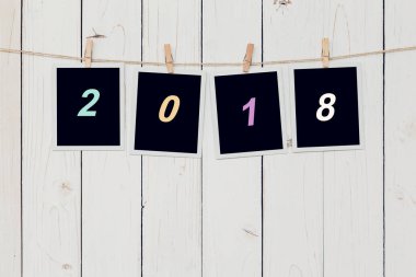 Dört fotoğraf çerçevelemek ve metin 2018 yeni yıl beyaz üzerinde asılı için woo