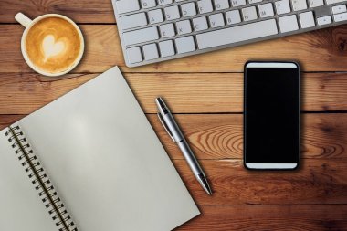 Cep telefonu, defter kalem, klavye bilgisayar ve kahve Kupası 