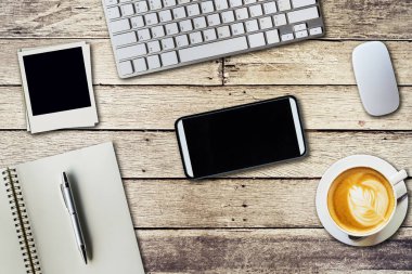 Üstten Görünüm Ofis Masası not defteri, bilgisayar ve kahve fincanı ve 