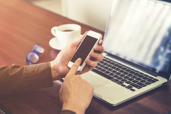 Junger Geschäftsmann Hand in Hand und mit dem Telefon im Büro wi — Stockfoto