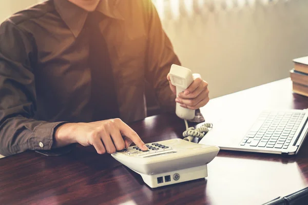 Hombre de negocios usando teléfono y portátil en la oficina. Vintage t —  Fotos de Stock