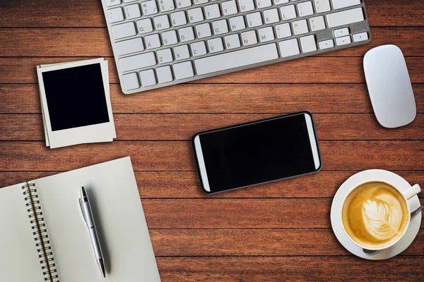 Bürotisch mit Notizblock, Computer und Kaffeetasse und Stockbild