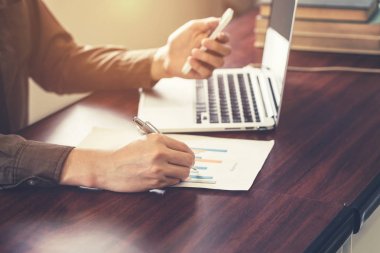 Genç iş adamı el telefon ve mektup kağıdı kullanarak kapalı