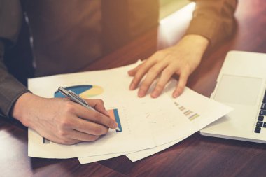 Genç iş adamı el yazma kağıt içinde yazıhane ile sunligh