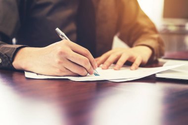 Genç iş adamı el yazma kağıt içinde yazıhane ile sunligh