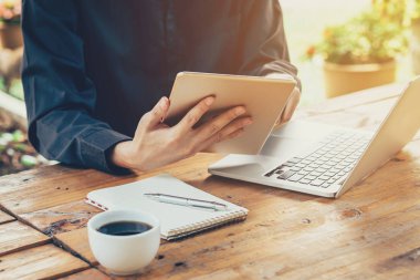 Kahve sho tablo Tablet ve dizüstü kullanarak Asya iş adamı