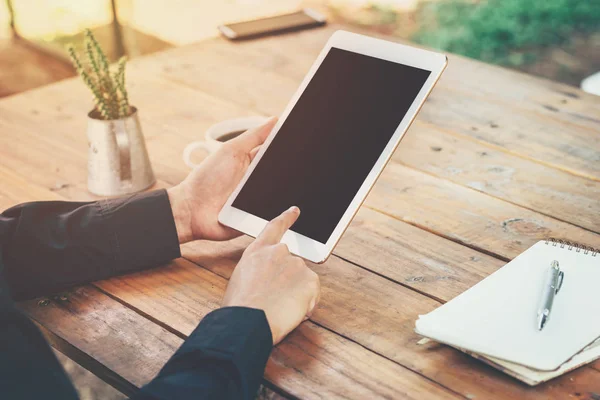 Asiatischer Geschäftsmann mit Tablette auf Tisch im Café mit Vint — Stockfoto