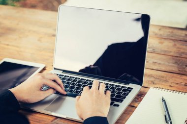 Vint ile kafede masada dizüstü kullanarak iş adamı ele