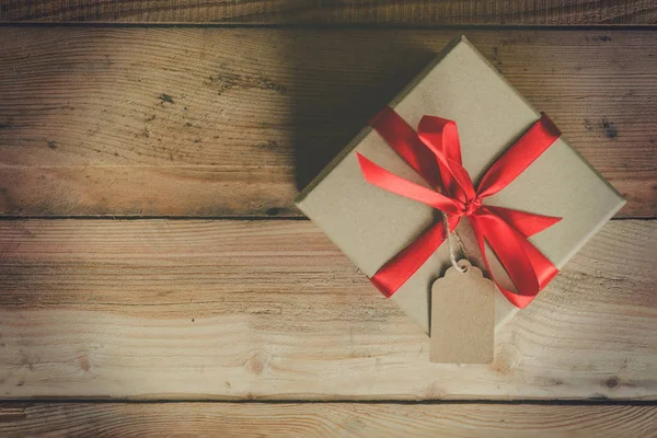 Geschenkbox von oben auf Holztischhintergrund mit Platz. — Stockfoto