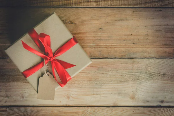 Caja de regalo vista superior sobre fondo de mesa de madera con espacio . — Foto de Stock