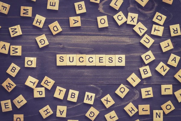 Parola di successo sul tavolo in legno per il concetto di business . — Foto Stock