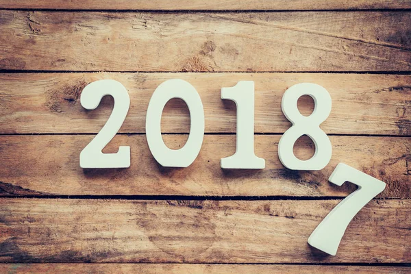 Houten cijfers vormen het nummer 2018, voor het nieuwe jaar 2018 op — Stockfoto