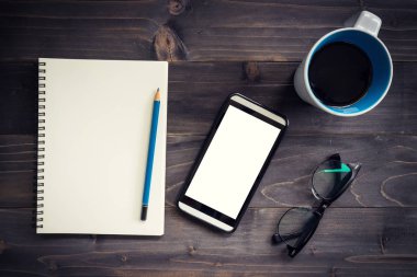 Ofis ahşap masa boş not defteri, kalem, gözlük ve beyaz 