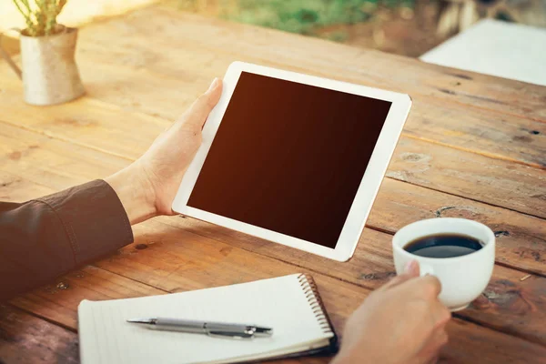 Obchodní muž pomocí tabletu na dřevo stolu v kavárně. — Stock fotografie