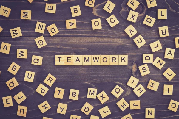 Teamwork woord hout blok op tafel voor bedrijfsconcept. — Stockfoto