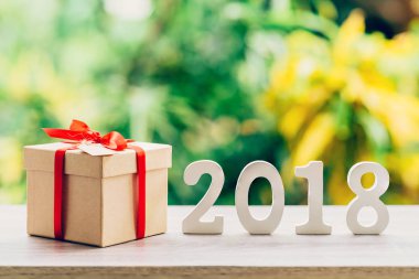 Yeni yıl kavramı için 2018: Ahşap ahşap masa üstü numaralarında 2018 