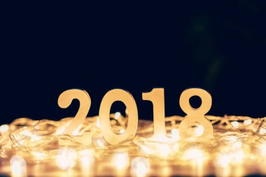 Yeni yıl kavramı için 2018: Ahşap ahşap masa üstü numaralarında 2018 