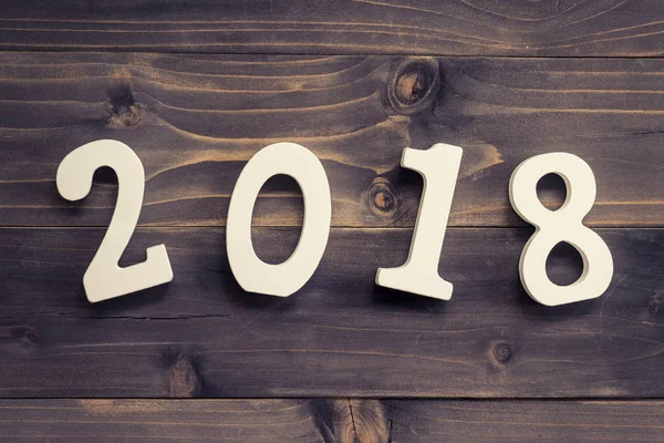 新的一年概念 2018： 木木材表背上的数字 2018年 — 图库照片