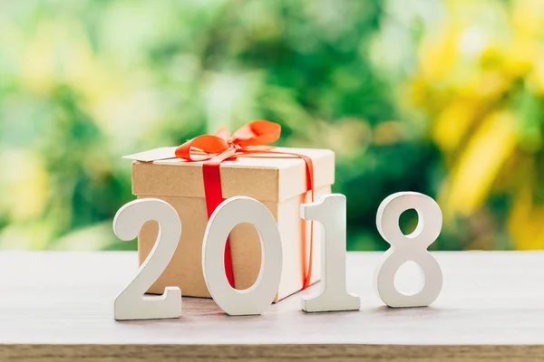 Conceito de Ano Novo para 2018: Números de madeira 2018 na parte superior da mesa de madeira — Fotografia de Stock