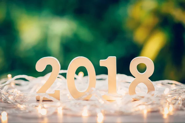 Conceito de Ano Novo para 2018: Números de madeira 2018 na parte superior da mesa de madeira — Fotografia de Stock