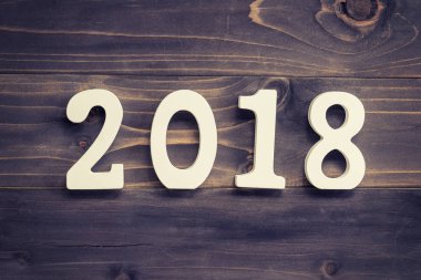 Yeni yıl kavramı için 2018: Ahşap ahşap masa arka numaralarında 2018