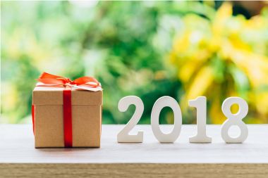 Yeni yıl kavramı için 2018: Ahşap ahşap masa üstü numaralarında 2018 