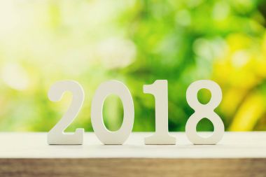 Yeni yıl kavramı için 2018: Ahşap ahşap masa üstü numaralarında 2018 
