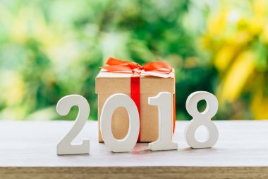 Yeni yıl kavramı için 2018: Ahşap ahşap masa üstü numaralarında 2018 