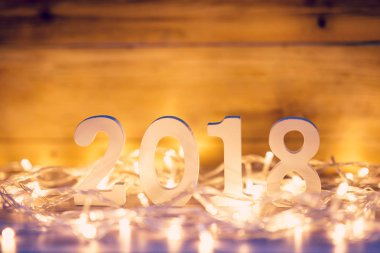Yeni yıl kavramı için 2018: Ahşap ahşap masa üstü numaralarında 2018 