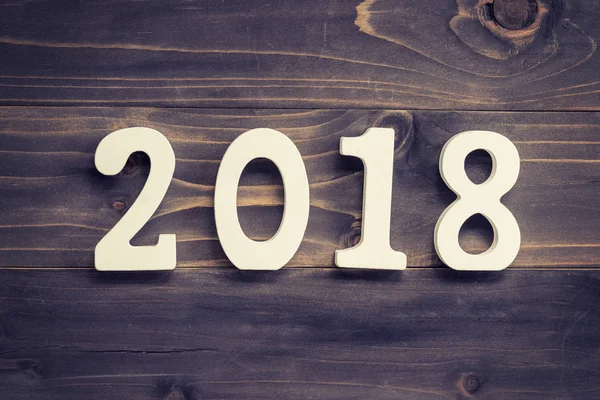 Nieuwjaar concept voor 2018: hout cijfers 2018 op houten tafel achterkant — Stockfoto