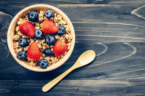 Hausgemachtes Müsli mit Erdbeeren und frischen Beeren auf dem Holztisch — Stockfoto