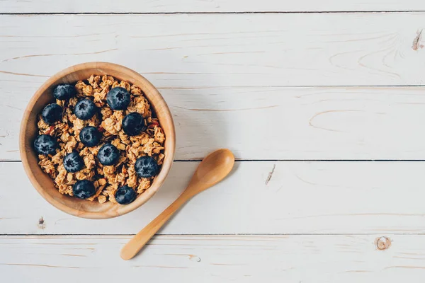 Granola casera y bayas frescas en mesa de madera con espacio . — Foto de Stock