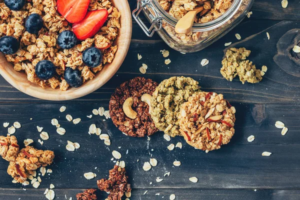 Granola casera y bayas frescas en mesa de madera con espacio . — Foto de Stock