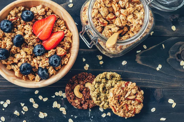 Homemade granola and fresh berries on wood table with space. — Stock Photo, Image