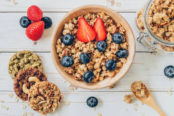 Bowl of granola with fresh berries, strawberry on wood table. — Stock Photo, Image