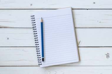 Üstten görünüm açık kitap kalem ahşap tablo.