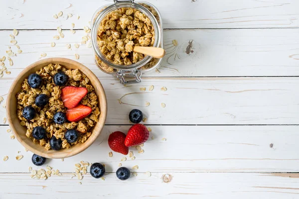 Homemade granola and fresh berries on wood table with space. — Stock Photo, Image