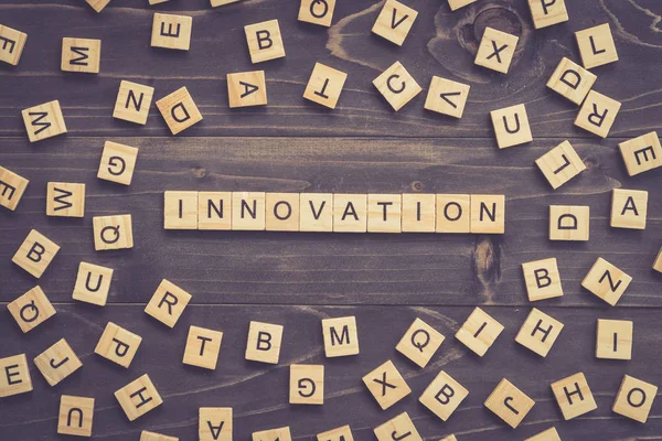 Parola di innovazione blocco di legno sul tavolo per concetto di business. — Foto Stock