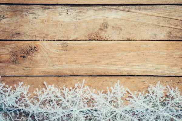 Fundo de Natal marrom de madeira e flocos de neve com espaço . — Fotografia de Stock