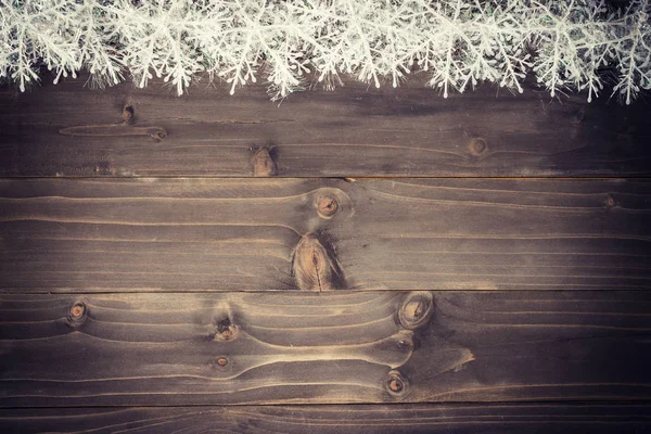 Fondo de Navidad marrón madera y copos de nieve blancos con spac — Foto de Stock