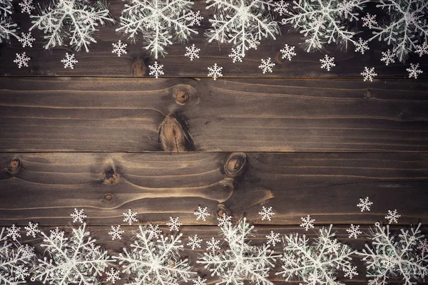Houten bruine Kerstmis achtergrond en witte sneeuwvlokken met vriendelij — Stockfoto