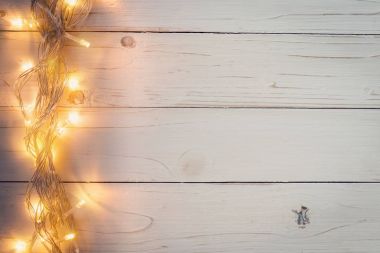 ahşap zemin üzerine Noel arka plan ve ışıklar çelenk 